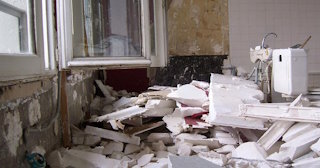 Демонтаж хрущевки в Ялте - удаление старых полов и стен по выгодной цене от 1786 рублей.